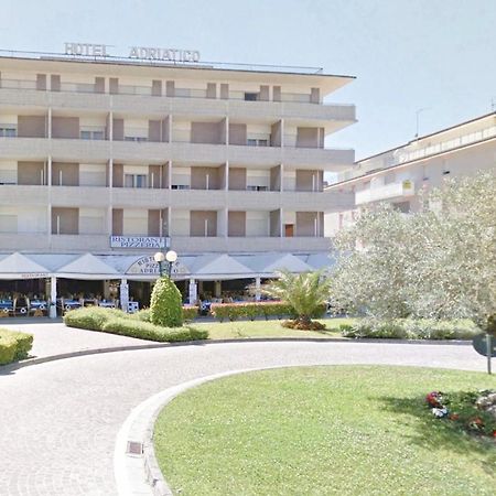 Hotel Adriatico Бибионе Екстериор снимка