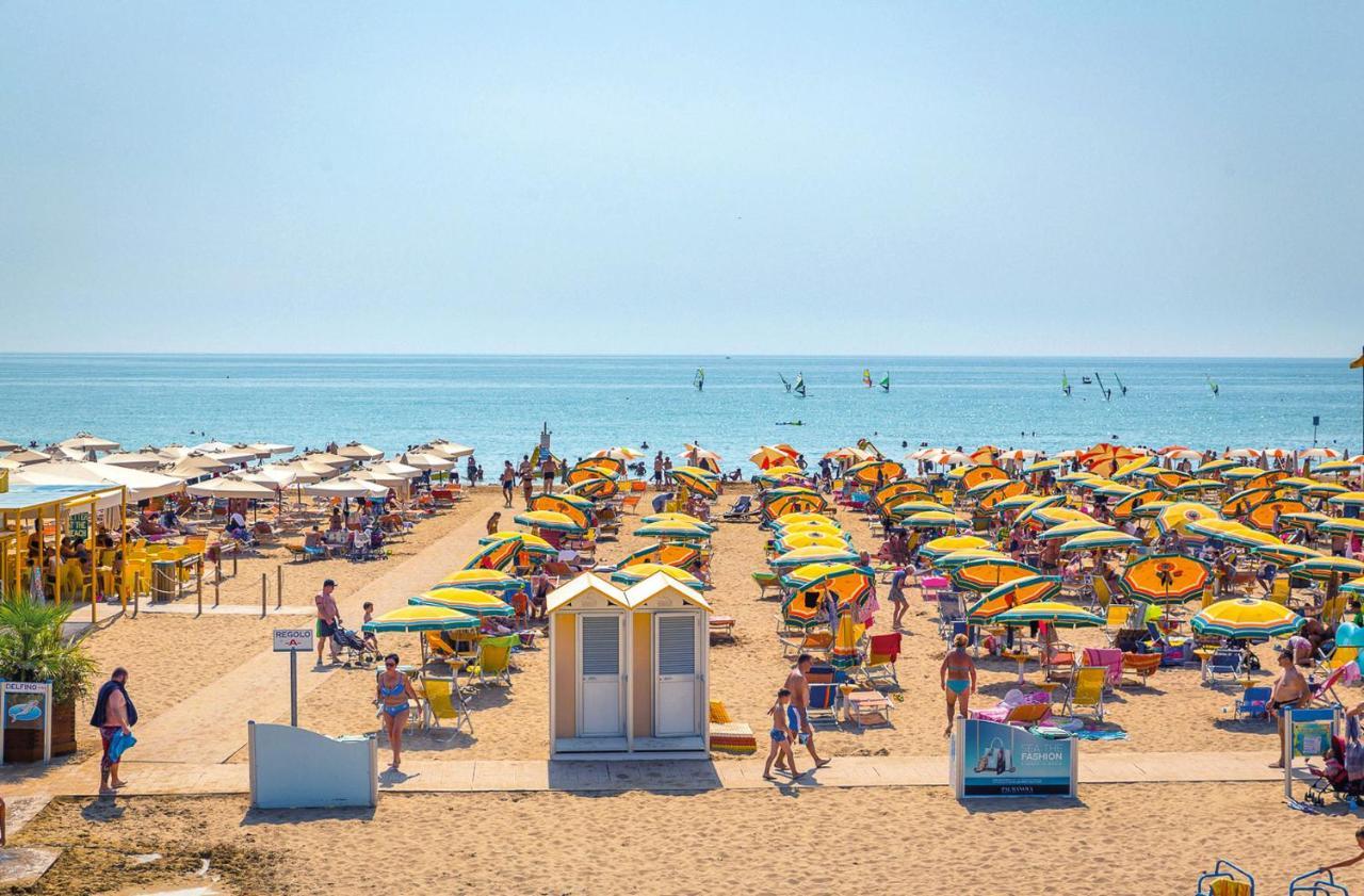 Hotel Adriatico Бибионе Екстериор снимка