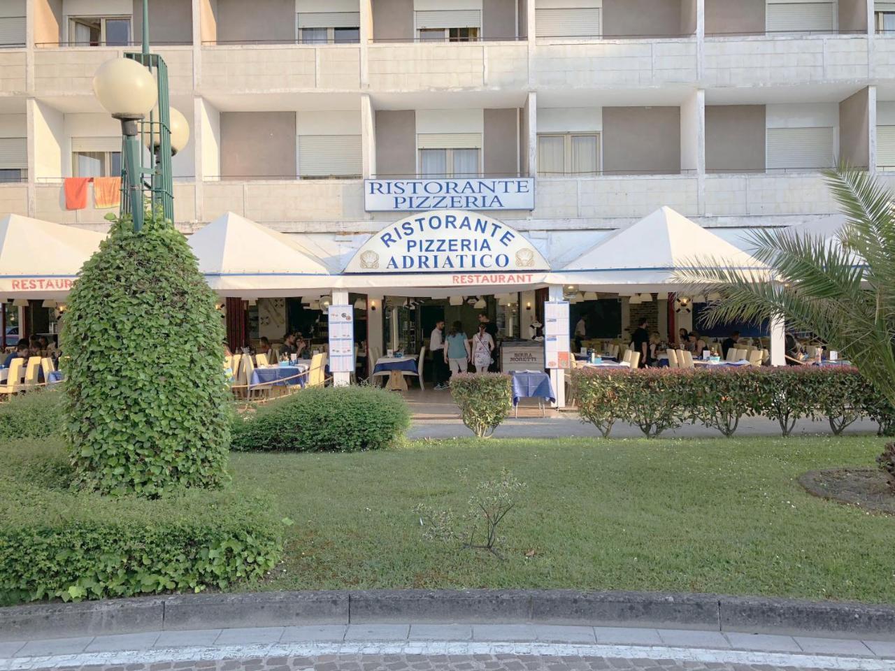 Hotel Adriatico Бибионе Екстериор снимка