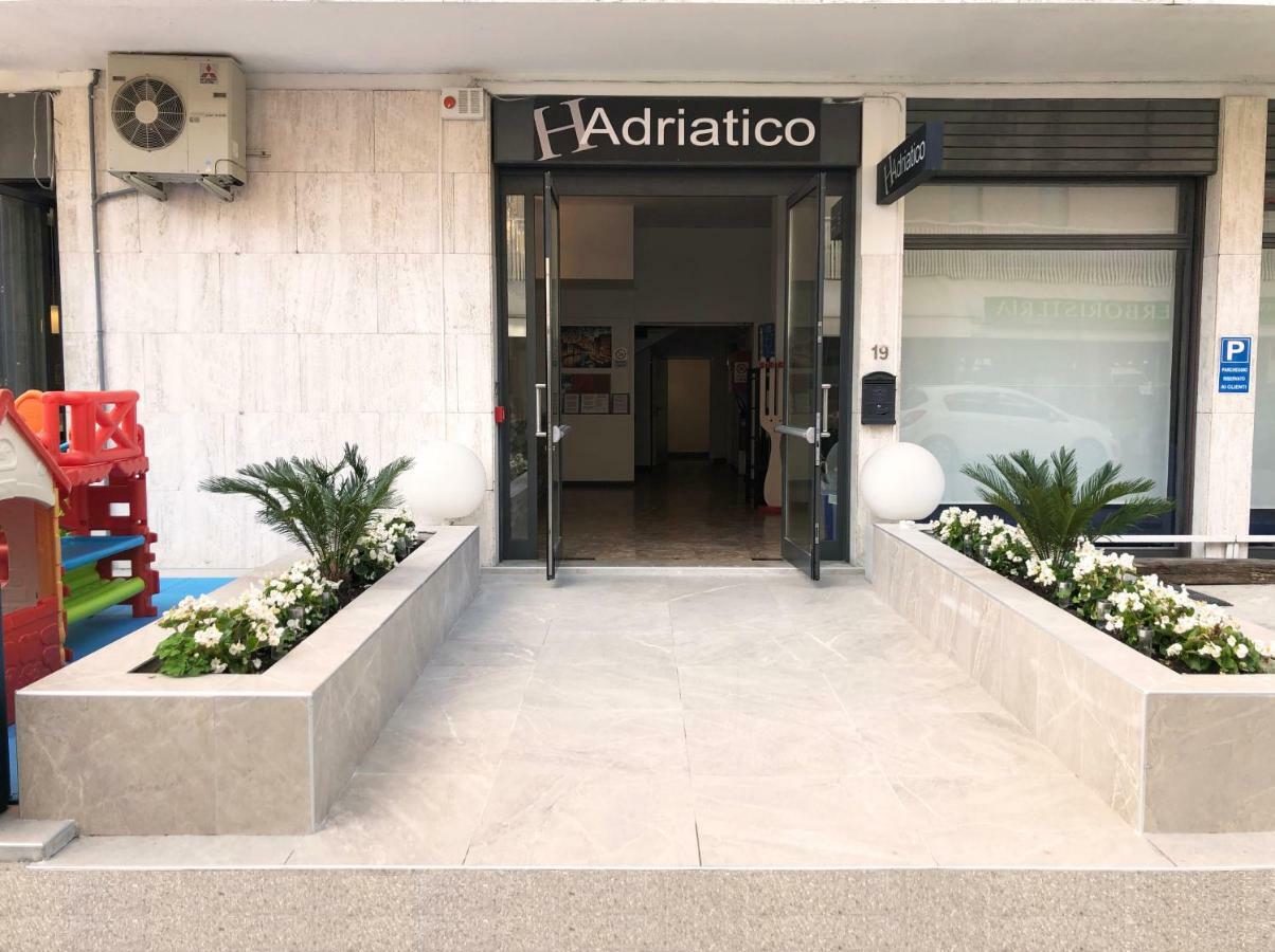 Hotel Adriatico Бибионе Екстериор снимка