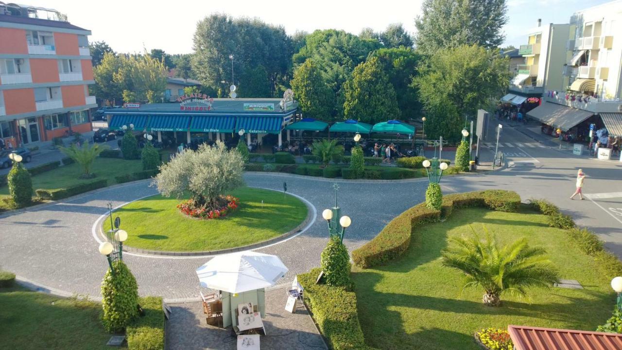 Hotel Adriatico Бибионе Екстериор снимка