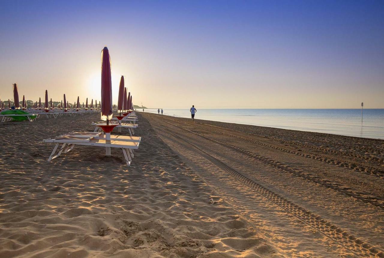 Hotel Adriatico Бибионе Екстериор снимка