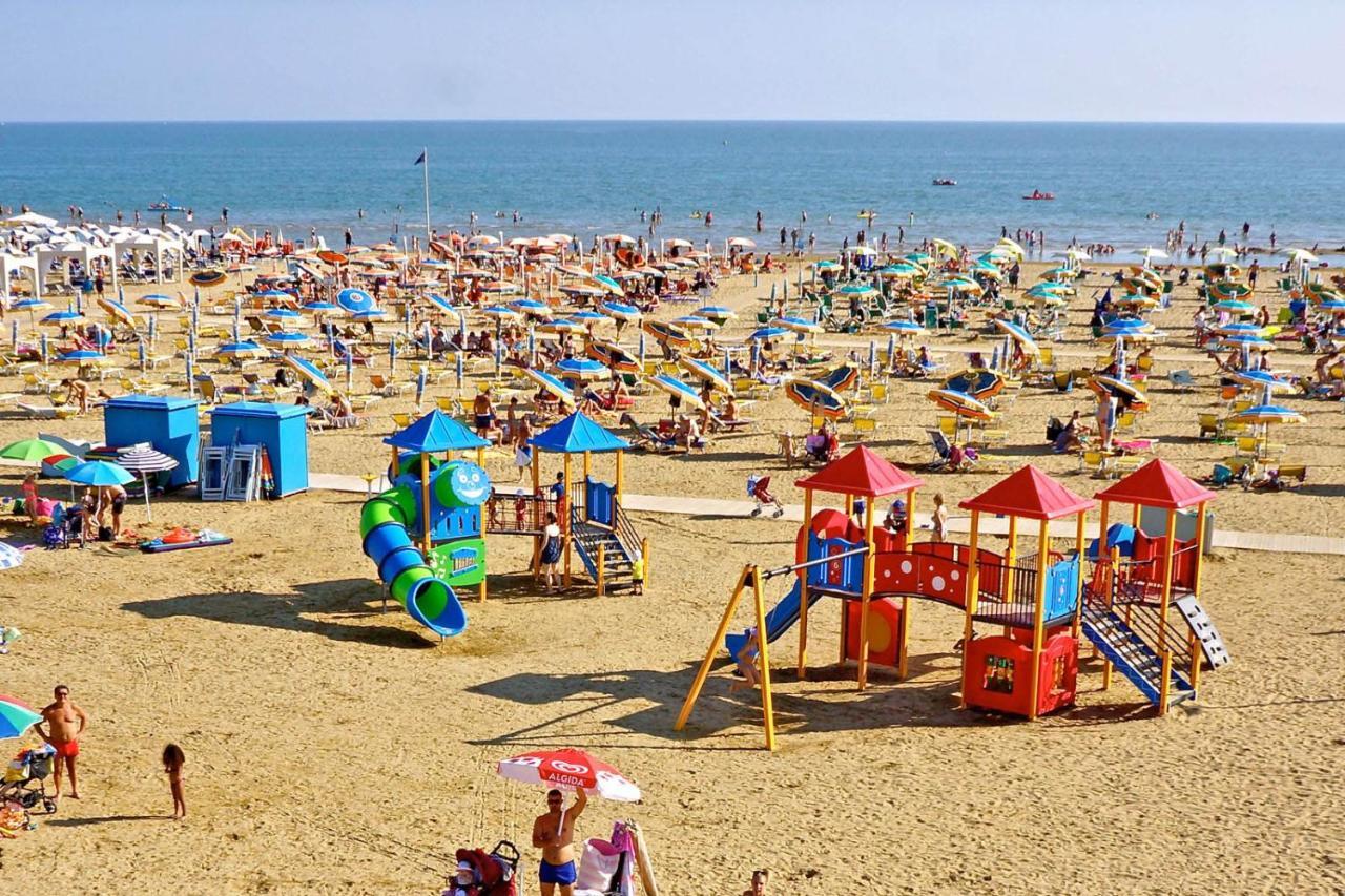 Hotel Adriatico Бибионе Екстериор снимка